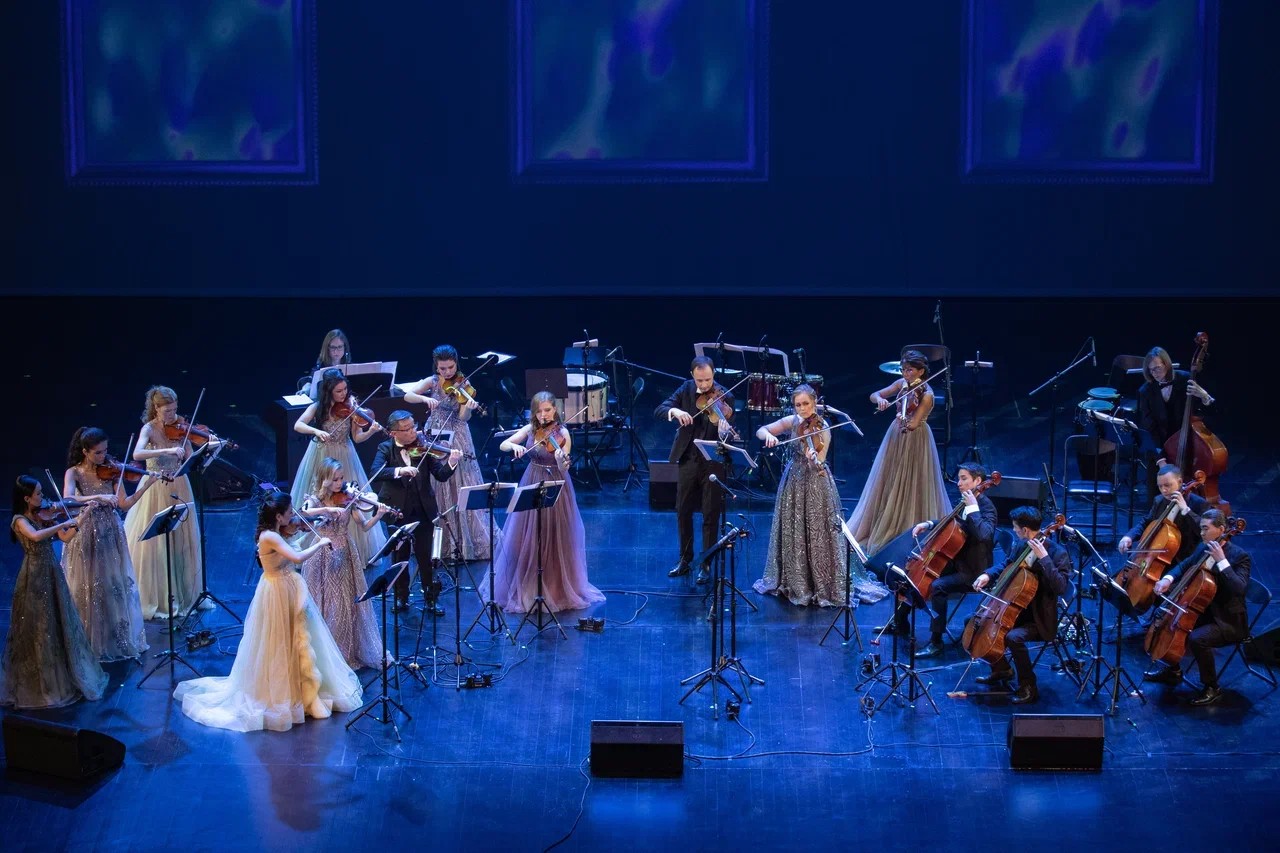 Almaty Symphony полным составом на сцене